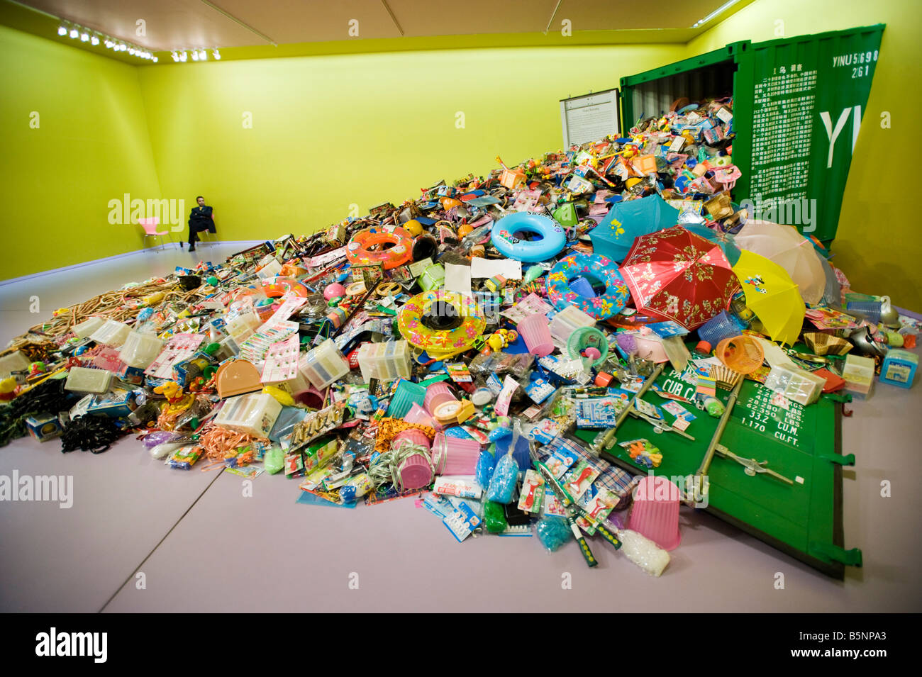 Moderne Kunst Installation Namens Yiwu Umfrage Vom Chinesischen Kunstler Liu Jianhua Im Groninger Museum In Groningen Niederlande 2008 Stockfotografie Alamy