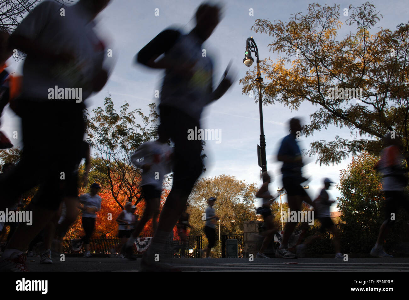 Läufer passieren durch Harlem an die 22 Meile Markierung in der Nähe von Mount Morris Park in der 38. jährlichen ING New York City Marathon Stockfoto