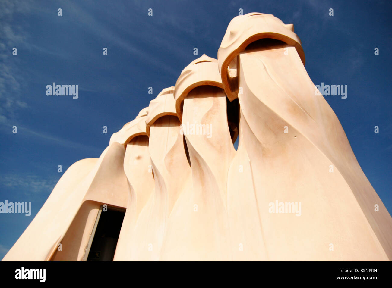 Schornsteine auf dem Dach des Casa Mila-La Pedrera modernistischen Architekten Antoni Gaudi Barcelona Spanien Stockfoto