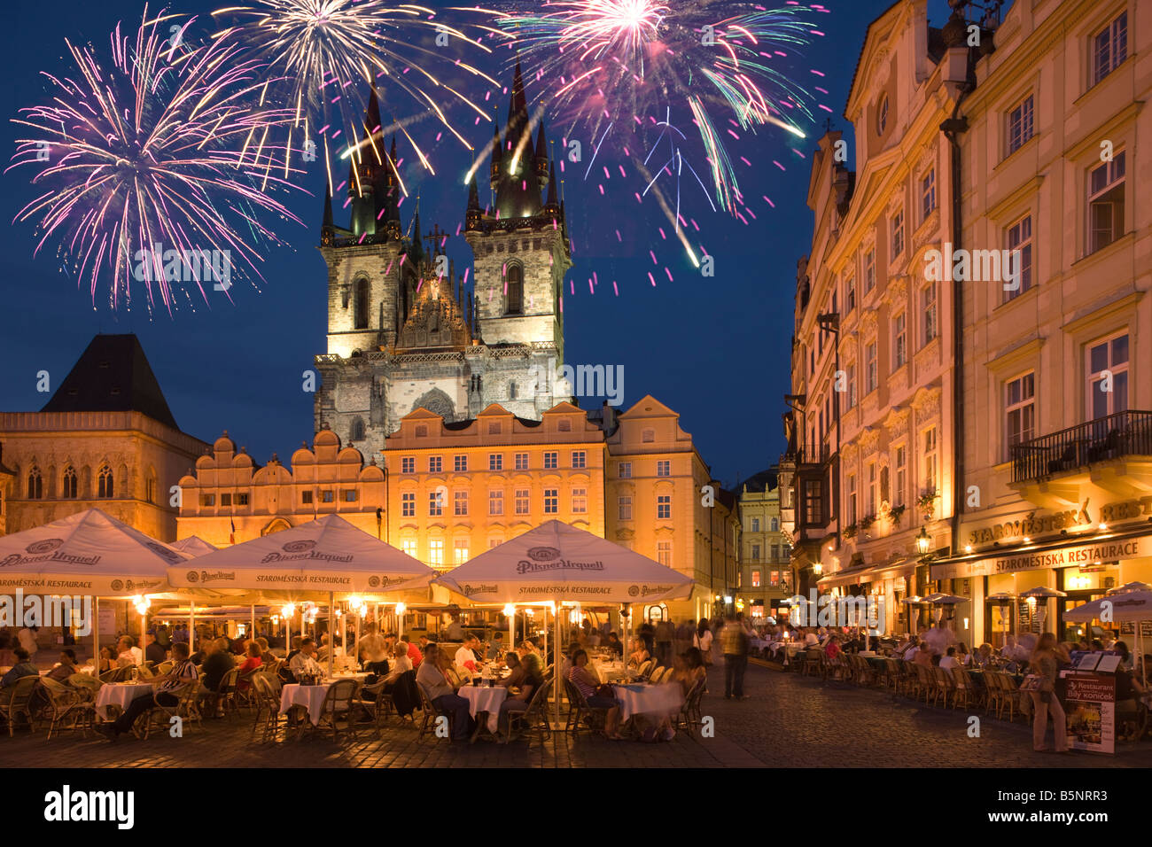 OUTDOOR-CAFÉS TYN KIRCHE ALTSTÄDTER RING STAROMESTSKE NAMESTI PRAG TSCHECHISCHE REPUBLIK Stockfoto