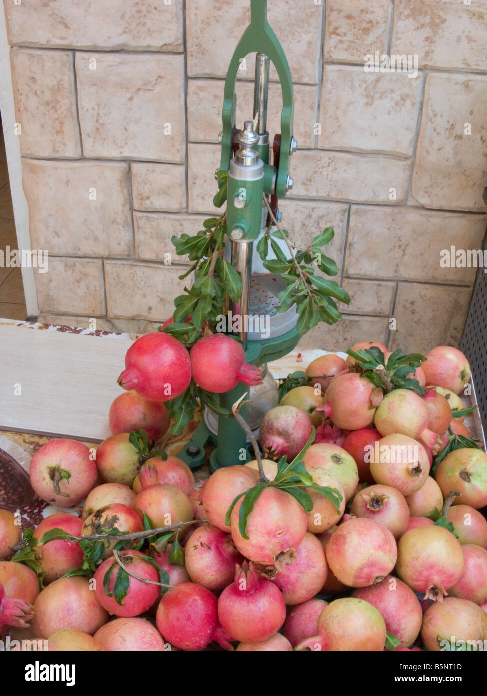 FRISCHE GRANATAPFEL SAFT STAND ACCO ALTSTADT WESTLICHEN GALILÄA ISRAEL Stockfoto