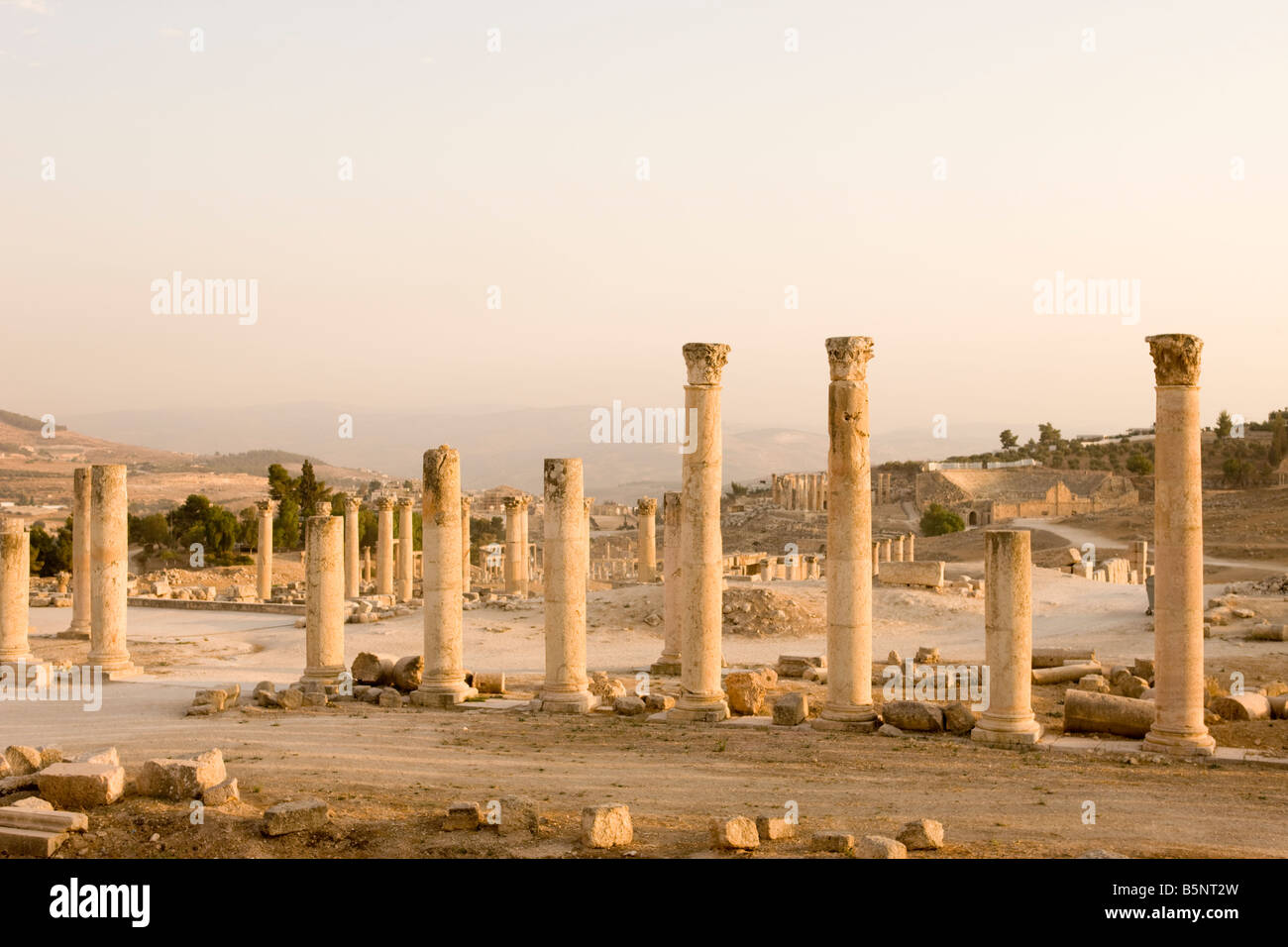 STEINSÄULEN IM KORINTHISCHEN STIL RÖMISCHER TEMPEL DER ARTEMIS RUINEN JERASH JORDAN Stockfoto