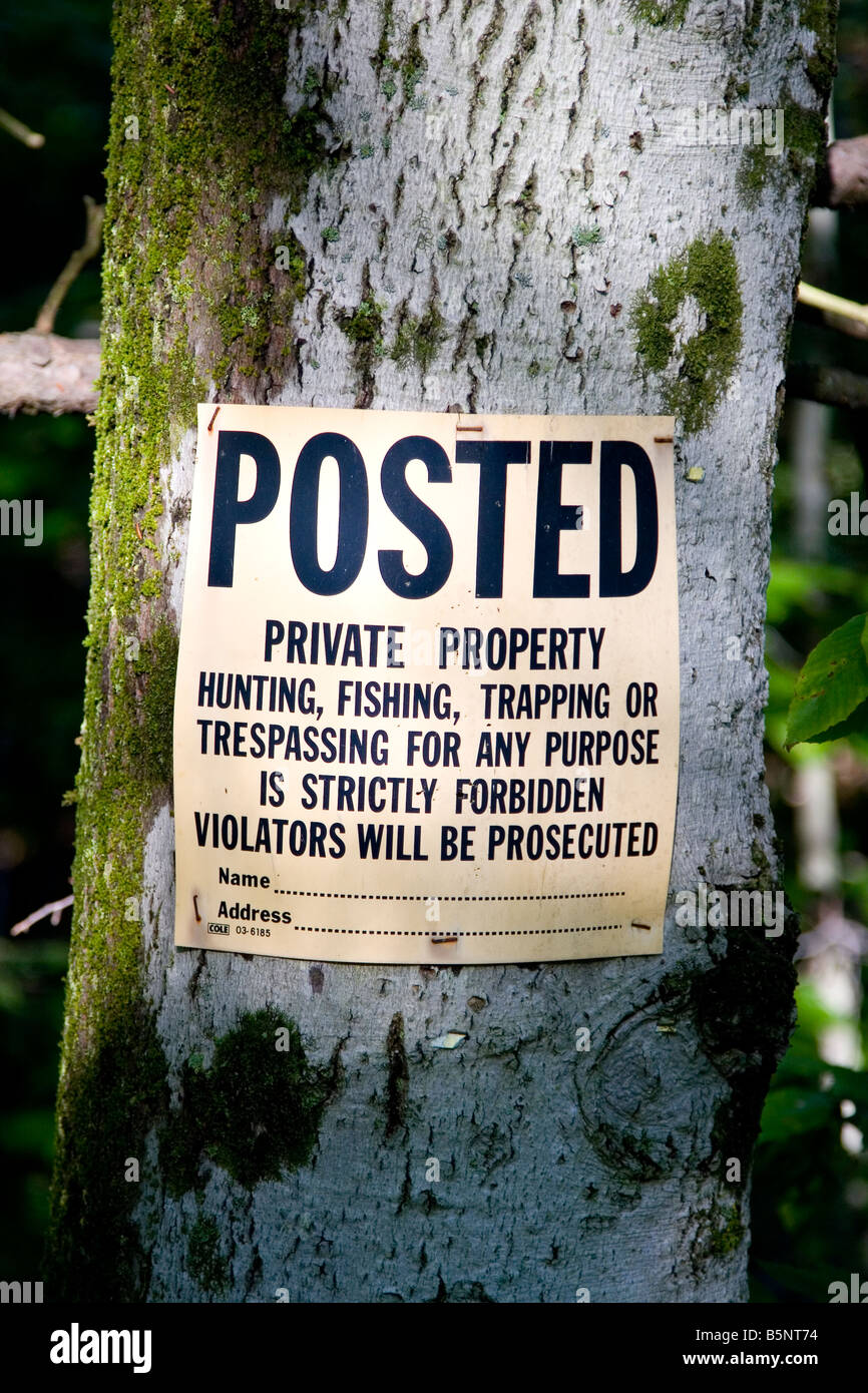 Kein Übertreten, das Privateigentum Schild an einem Baum befestigt. Stockfoto