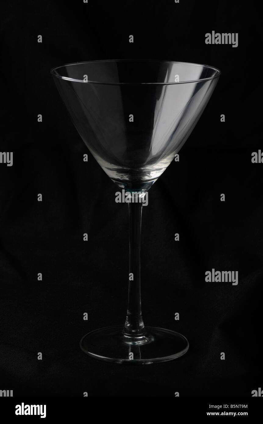 Cocktailglas vor schwarzem Hintergrund Stockfoto