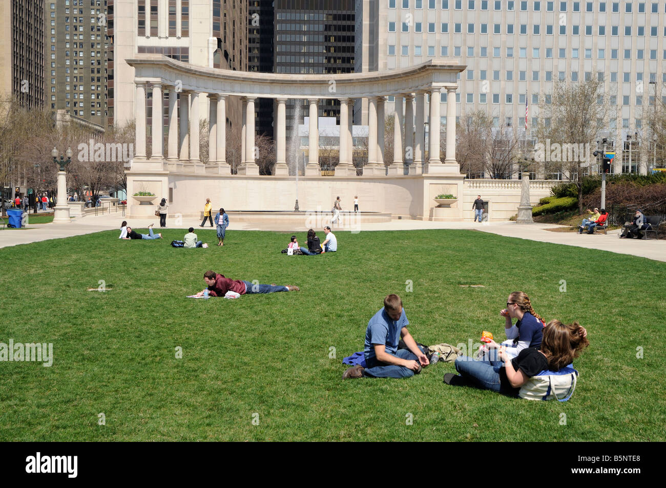 Wrigley Square und Millennium Park Monument Peristyl mit dorischen Säulen. Chicago. Illinois. USA Stockfoto