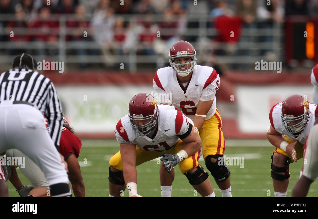 USC-Quarterback, Mark Sanchez, ruft die Signale vor dem Snap während der Trojaner-Fußballspiel mit US-Bundesstaat Washington. Stockfoto