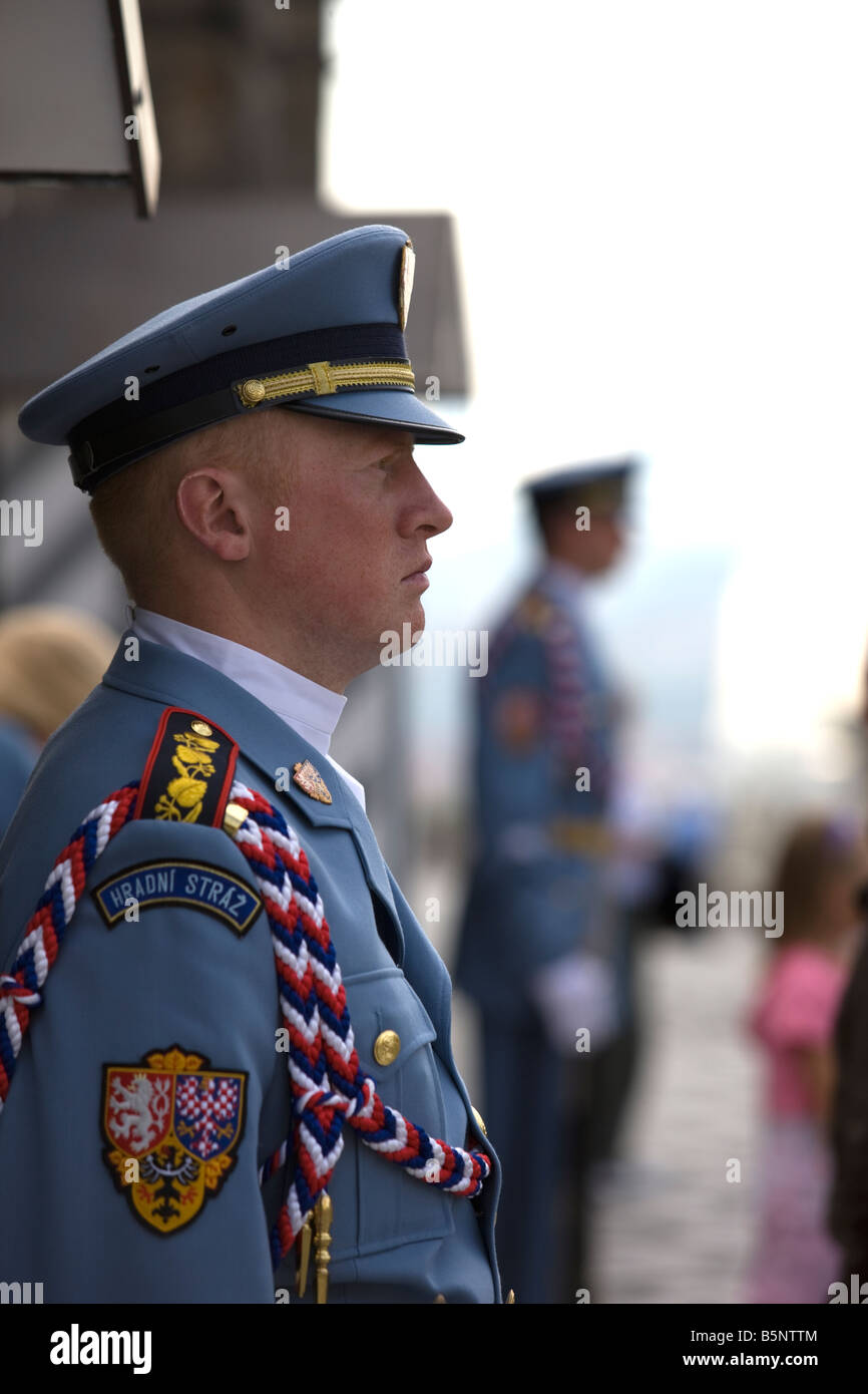 SENTRY WACHEN FRONT GATE HRADSCHIN BURG PRAG TSCHECHISCHE REPUBLIK Stockfoto