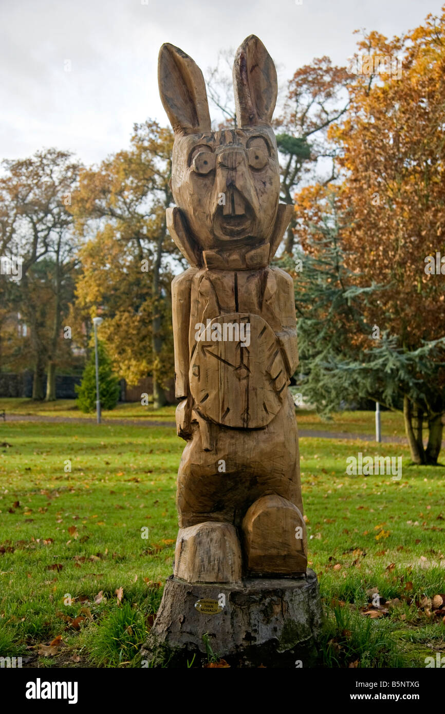 Die Weisse Kaninchen Aus Alice Im Wunderland Geschnitzt Aus Einem Baumstumpf Im Edenvilla Park Portadown Stockfotografie Alamy