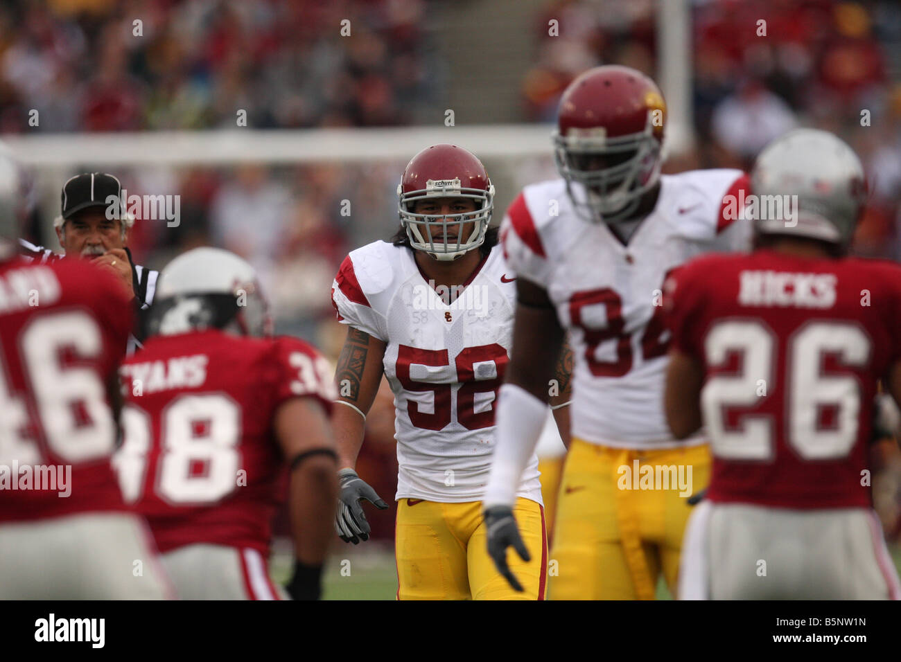 Rey Maualuga, südlichen Cal mittleren Linebacker, leitet die Trojanische Verteidigung während eines Fußballspiels der Pac-10 im US-Bundesstaat Washington. Stockfoto