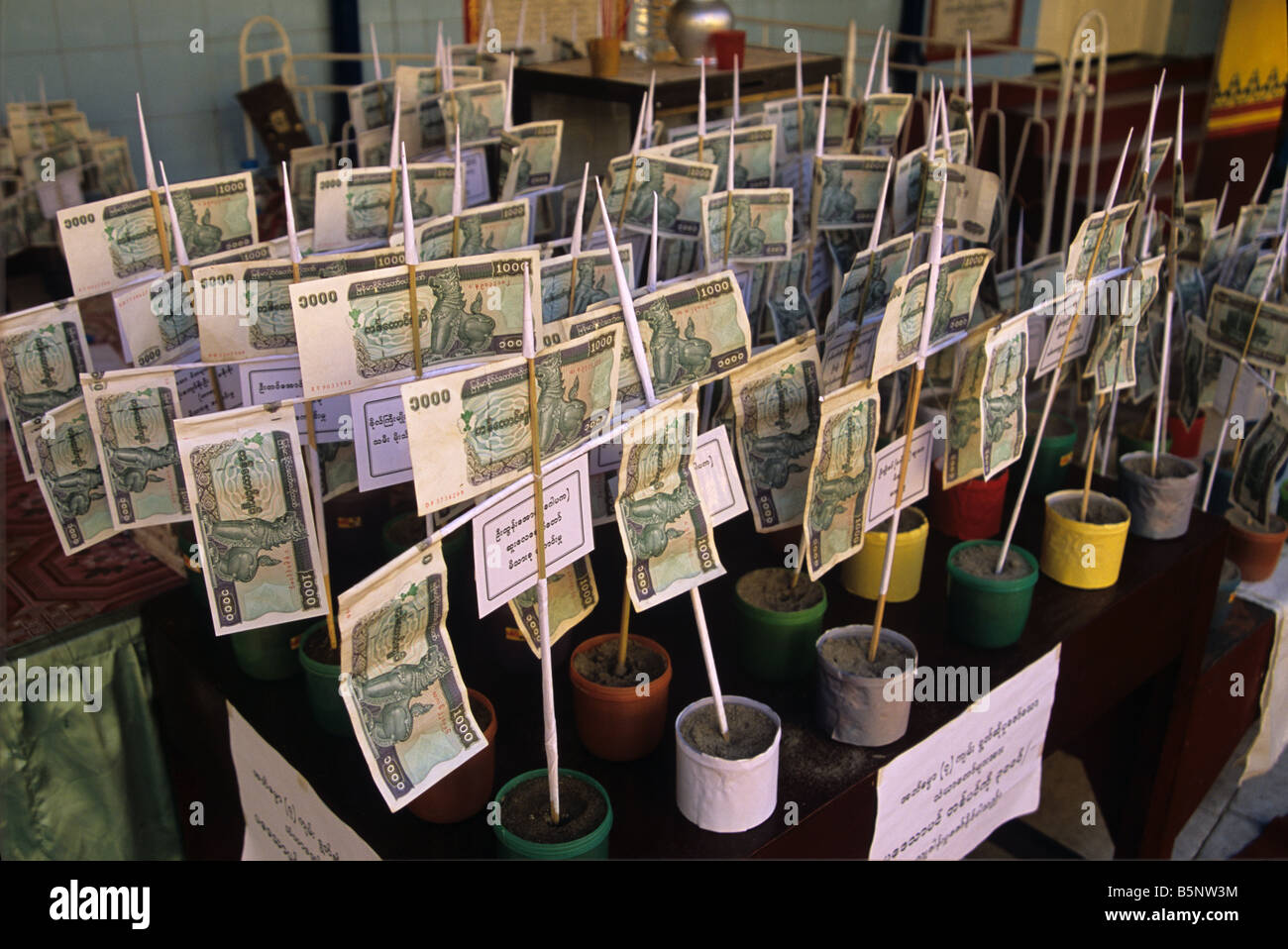 Monetäre Angebote von Kyat Banknoten bei Sule Pagode, zentrale Rangoon Yangon, Birma oder Myanmar Stockfoto