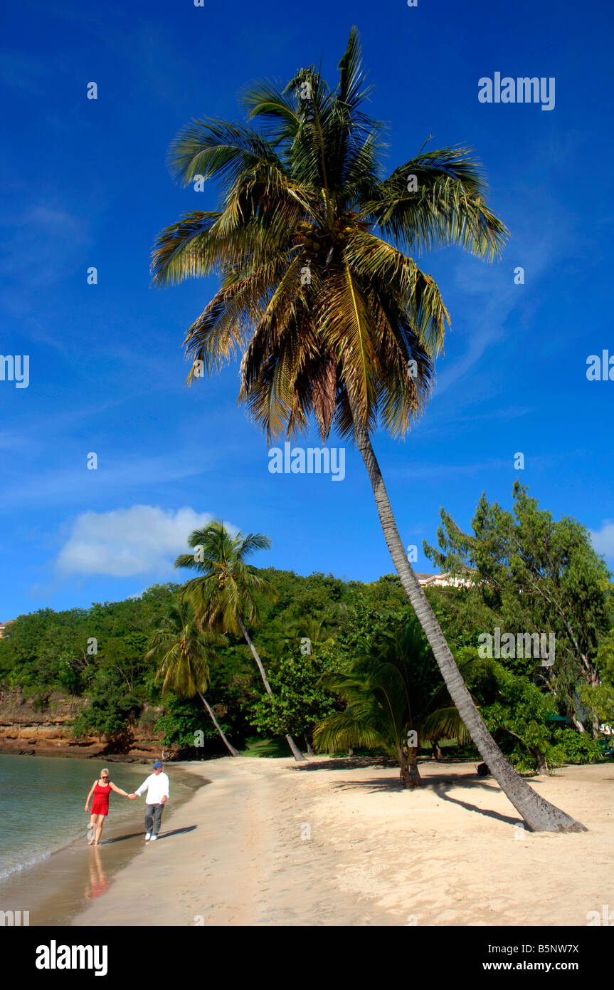 Paare, die am Strand von Lance Aux Epines Grenada in der "Karibik" Stockfoto