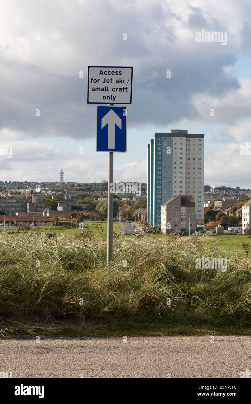 Aberdeen Strand Jetski Wegweiser in Richtung Stadt, geht tatsächlichen Pfad unter Straße Scotland UK Stockfoto