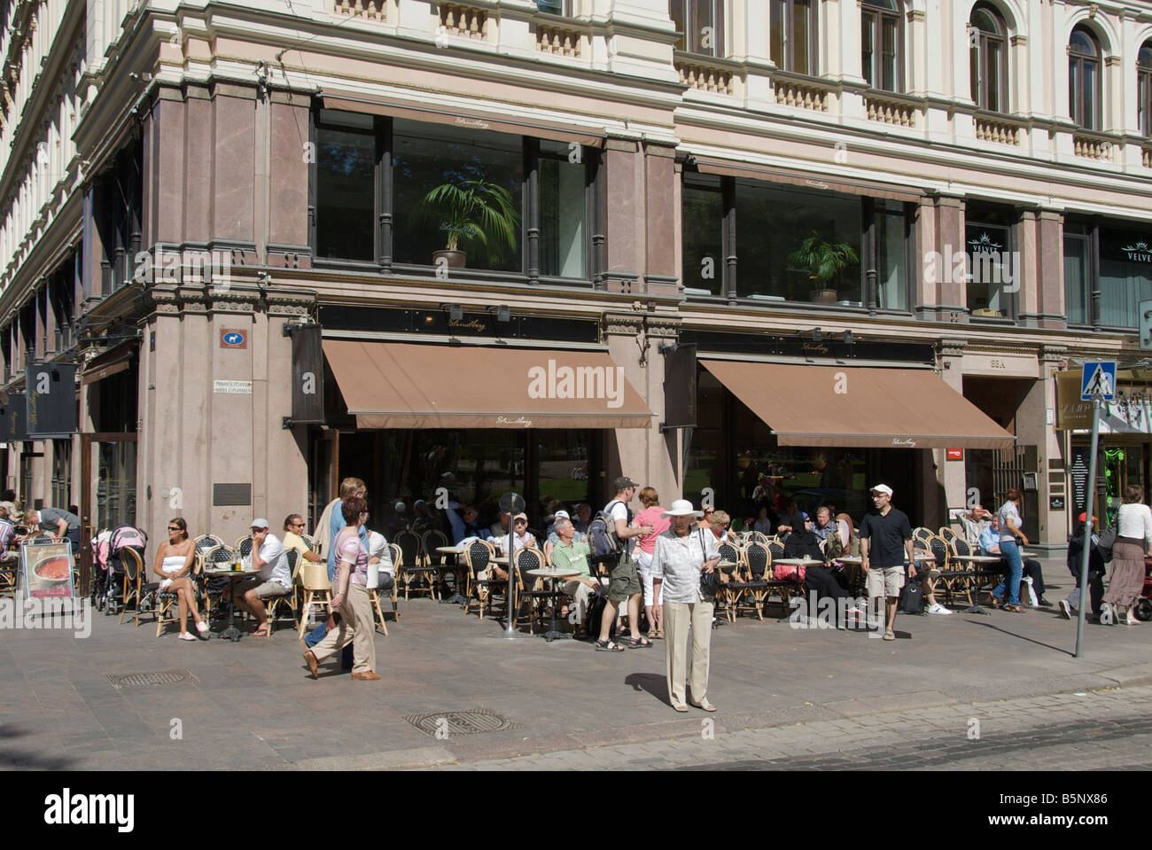 Genießen Sie einen heißen Sommertag im Straßencafé Pohjois Esplanade Zentrum von Helsinki Finnland Stockfoto
