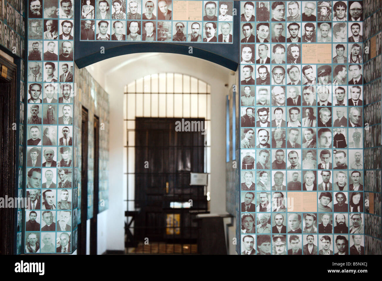 Wände mit Tausenden von Toten Opfer während der kommunistischen Regimes in Rumänien, Gefängnis von Sighet (heute ein Museum) Stockfoto