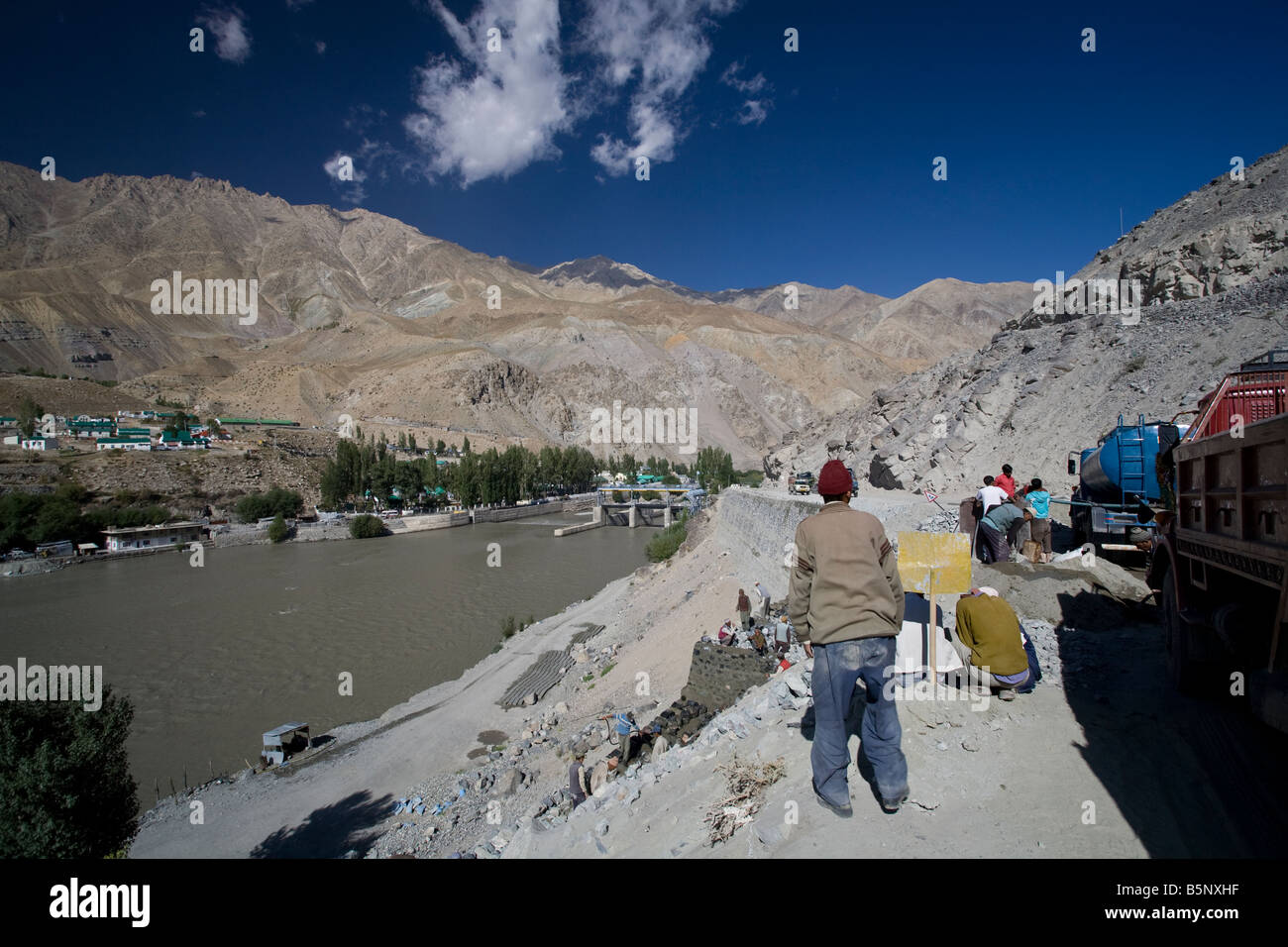 Streetworker von der Straße über Kargil Stockfoto