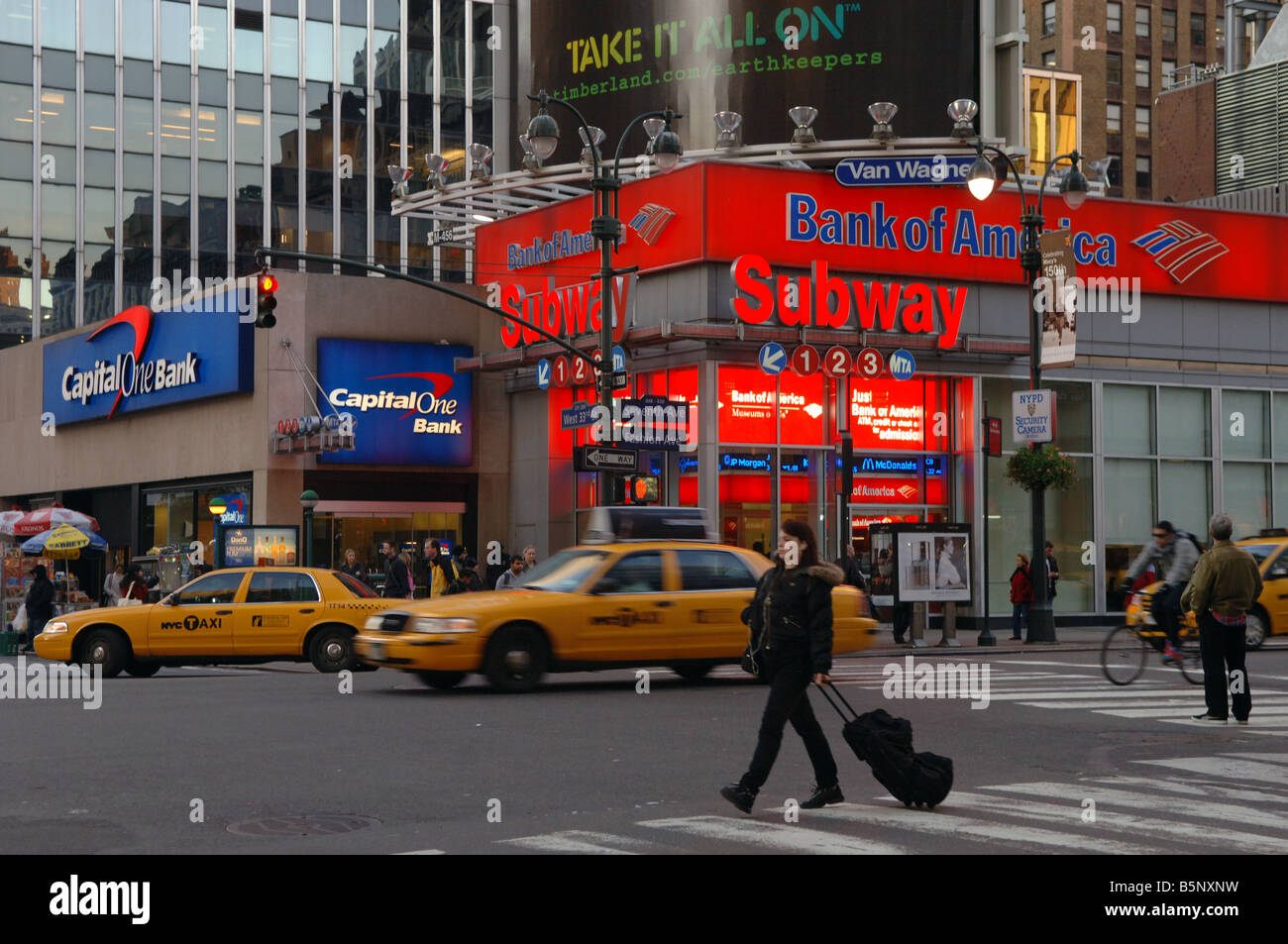 Capital One und Bank of America verzweigt sich neben einander in New York am Montag, 10. November 2008 Frances M Roberts Stockfoto