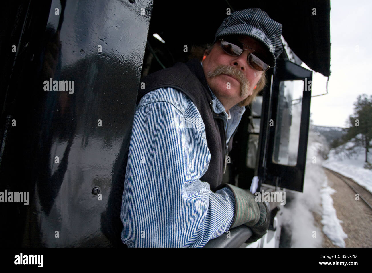 Ein Ingenieur betreibt eine Dampfantrieb Lokomotive auf der Durango Silverton Narrow Gauge Railroad Stockfoto