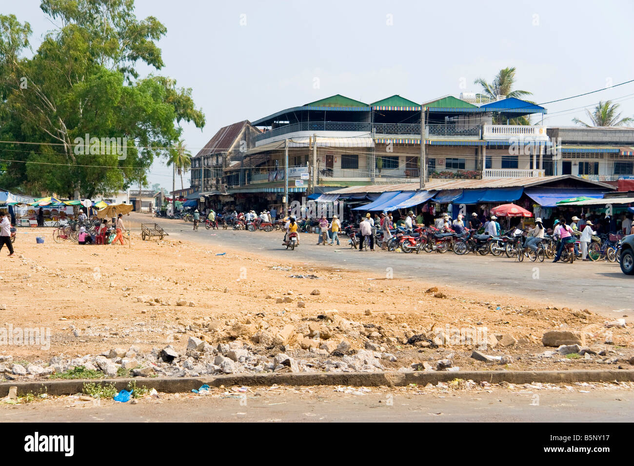 Stadtzentrum mit Mopeds und Shopper im Markt, Stung Treng, Kambodscha Stockfoto
