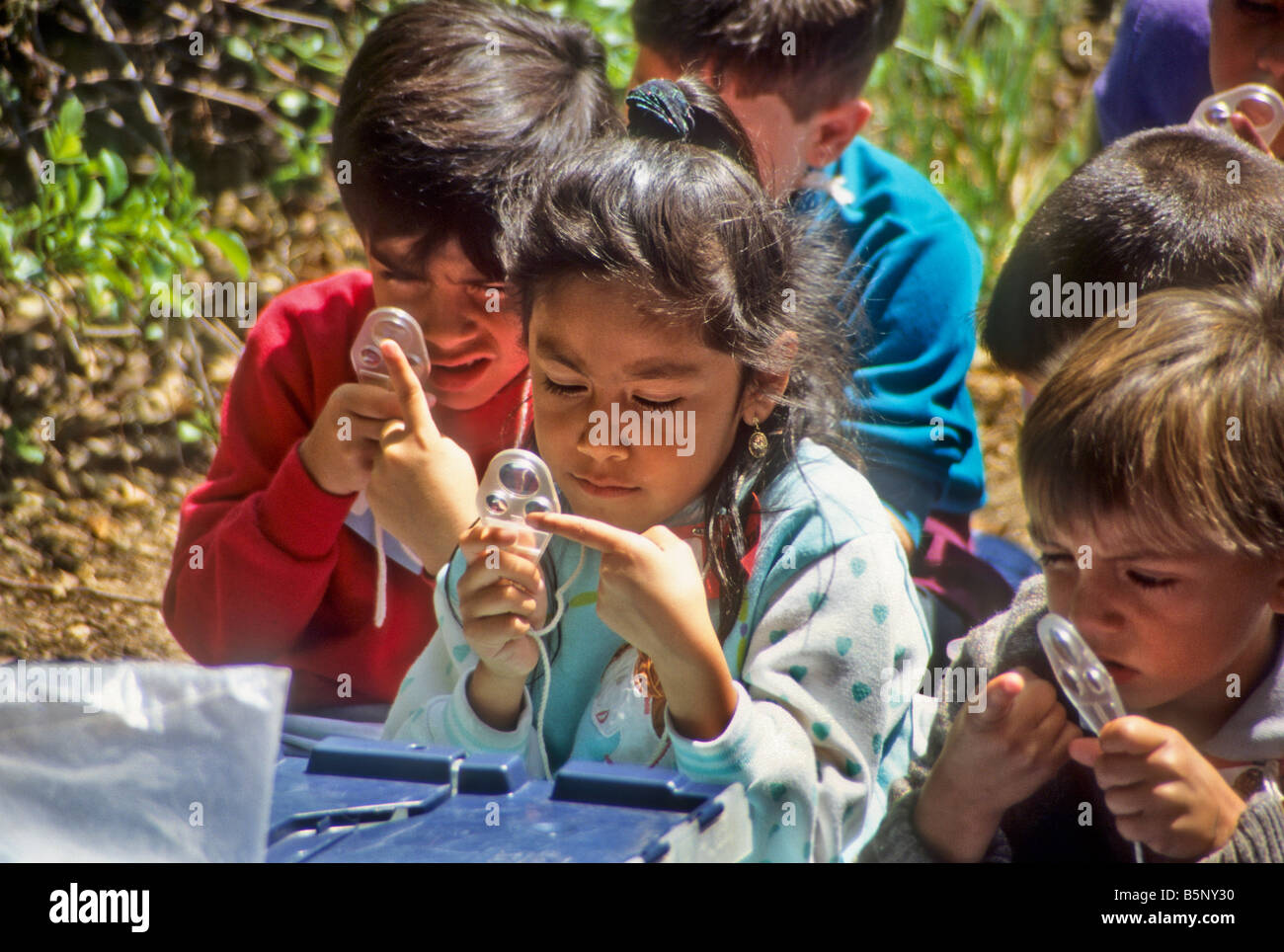 Kinder nehmen Teil an Wissenschaftsmesse am Stadtpark Stockfoto
