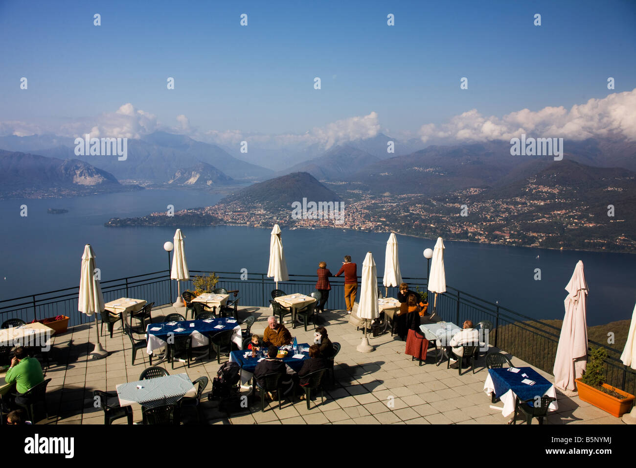Restaurant mit Panoramablick über den Lago Maggiore und die Alpen von Sasso del Ferro montieren erreichbar durch eine Standseilbahn, Laveno, Va Stockfoto