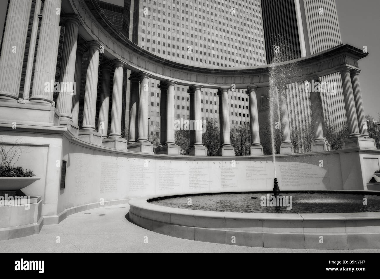 Wrigley Square und Millennium Park Monument Peristyl mit dorischen Säulen. Chicago. Illinois. USA Stockfoto