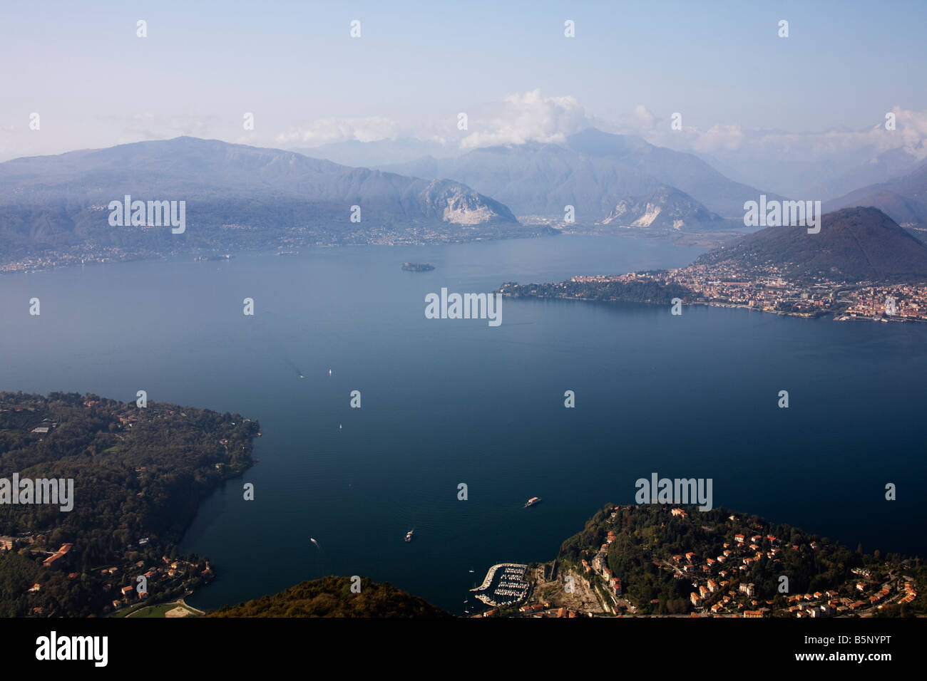 Schöner Aussicht auf den Lago Maggiore und die Alpen von oben des Sasso del Ferro mount erreichbar mit der Standseilbahn von Laveno, Varese, Italien Stockfoto