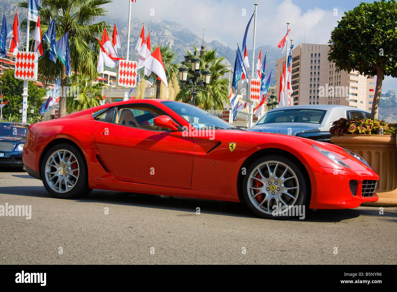 Roter Ferrari Sport Auto, Place Du Casino, Monte Carlo, Monaco, Frankreich Stockfoto