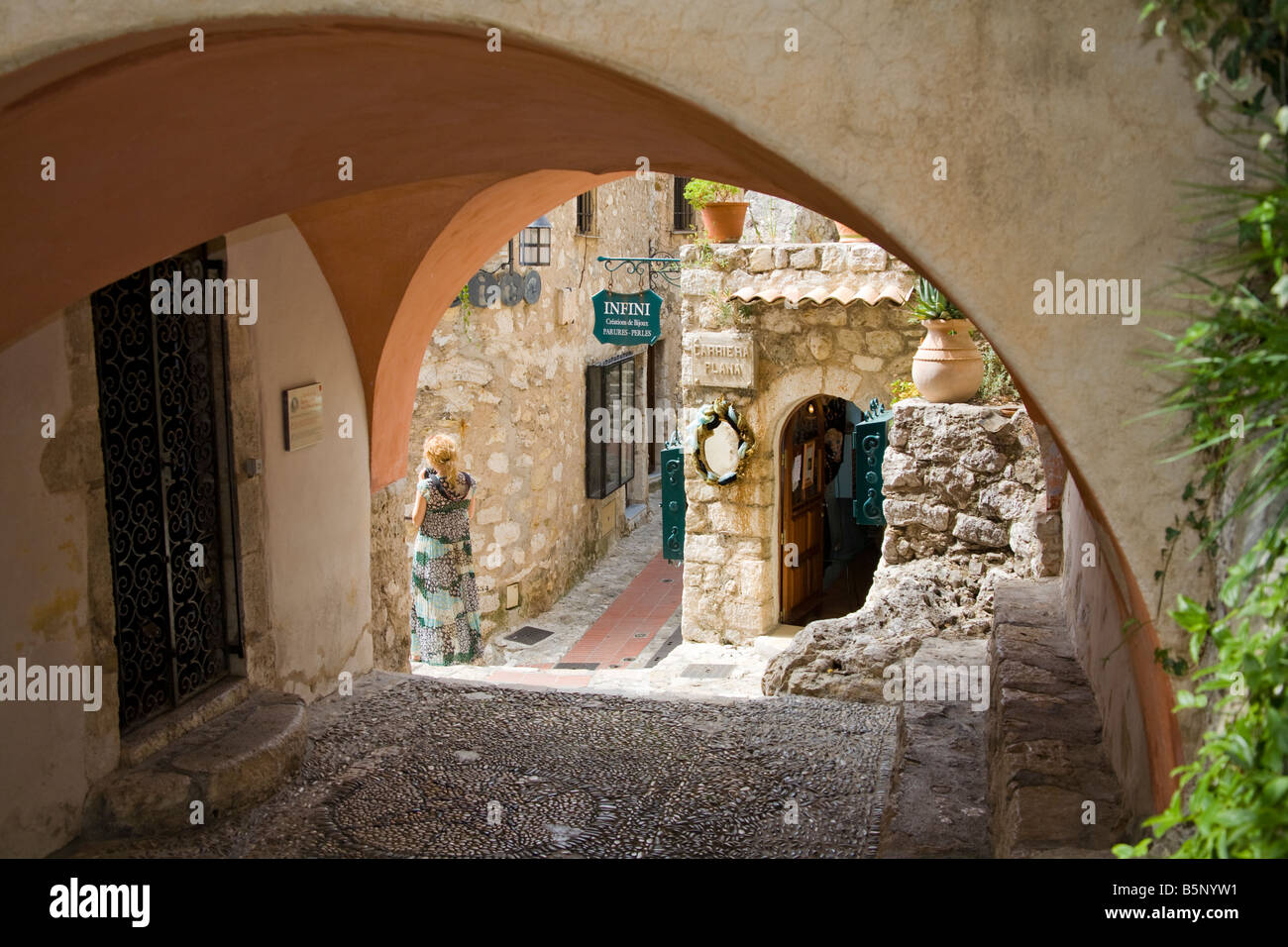 Geschenk-Shop, Arch, touristischen und schmale Straße, mittelalterliche Dorf Eze, in der Nähe von Monaco, Frankreich Stockfoto