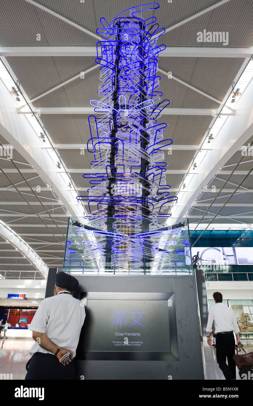 Chinesisches Schriftzeichen für Freundschaft, HSBC Werbung, Abflugebene Terminal 5, Heathrow, London, England Stockfoto