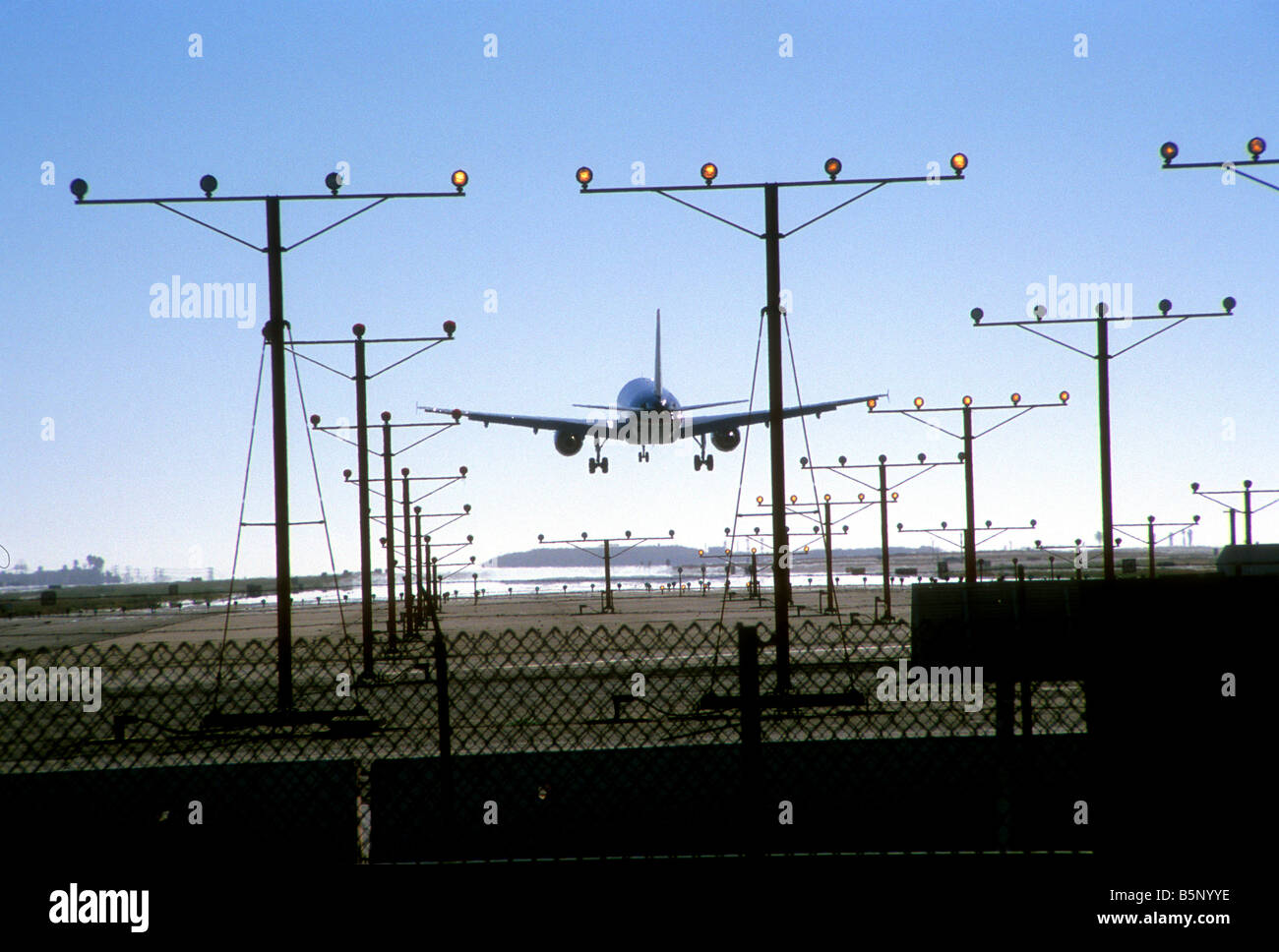 Passagierjet Flugzeug landet am Los Angeles International Airport (LAX) Stockfoto