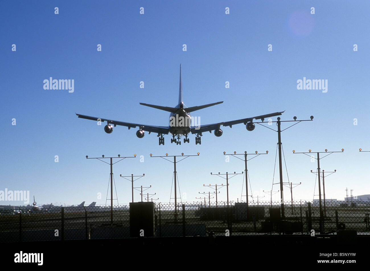 Passagierjet Flugzeug landet am Los Angeles International Airport (LAX) Stockfoto