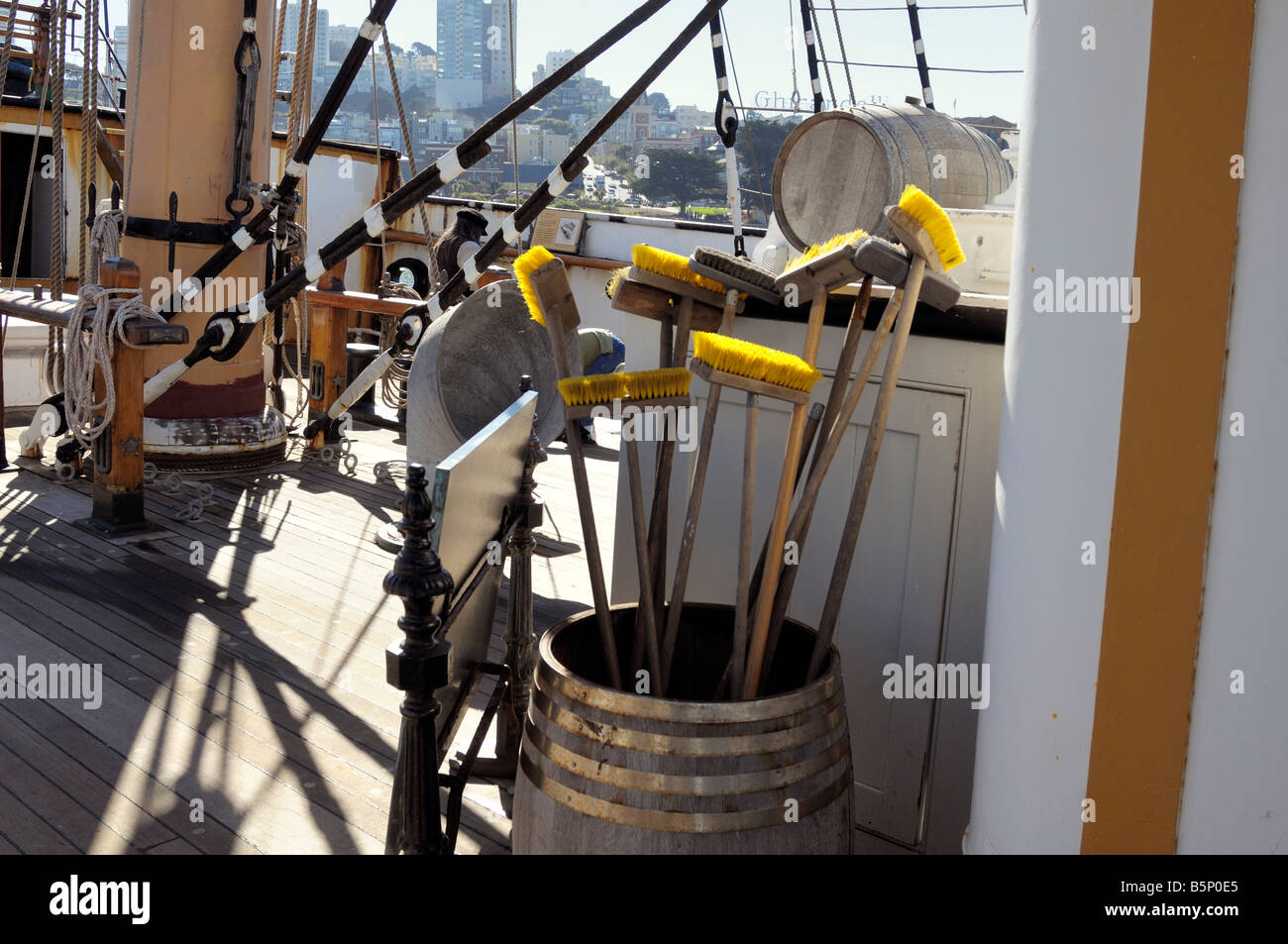 Besen in einem Fass auf einem Schiffsdeck Stockfoto