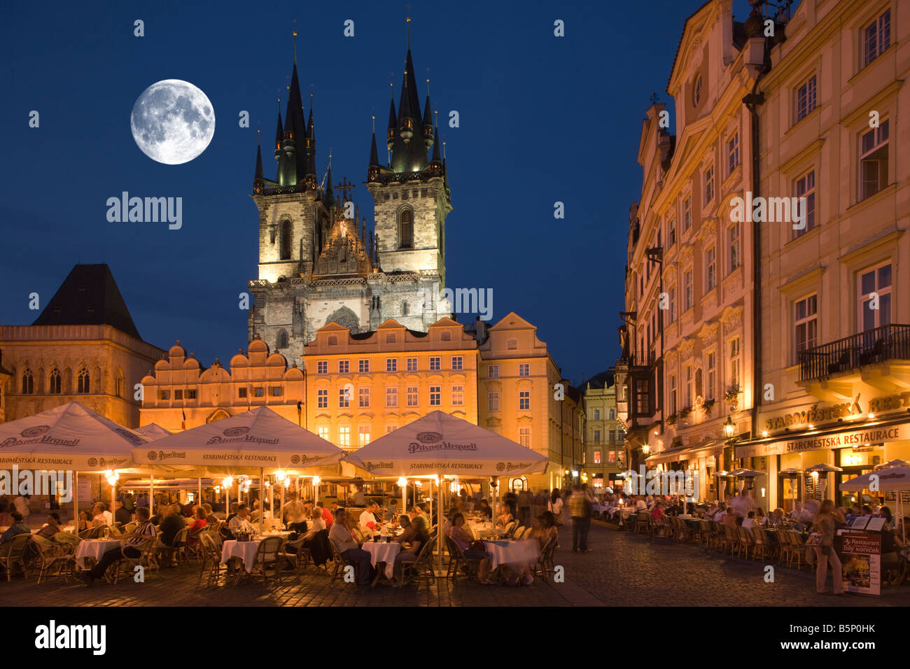 OUTDOOR-CAFÉS TYN KIRCHE ALTSTÄDTER RING STAROMESTSKE NAMESTI PRAG TSCHECHISCHE REPUBLIK Stockfoto