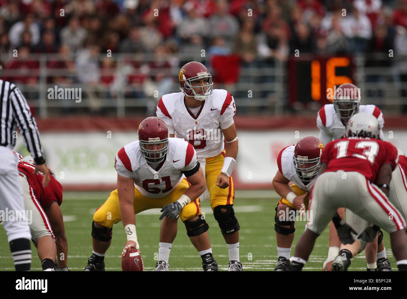 USC-Quarterback, Mark Sanchez, überprüft der Verteidigung vor Ro läuft ein Spiel während der Trojaner Fußballspiel mit US-Bundesstaat Washington Stockfoto
