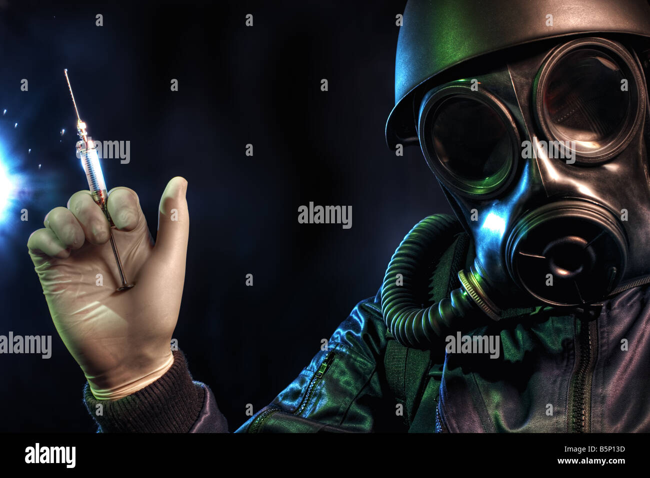 Gas maskierte Mann hält eine Spritze Stockfoto