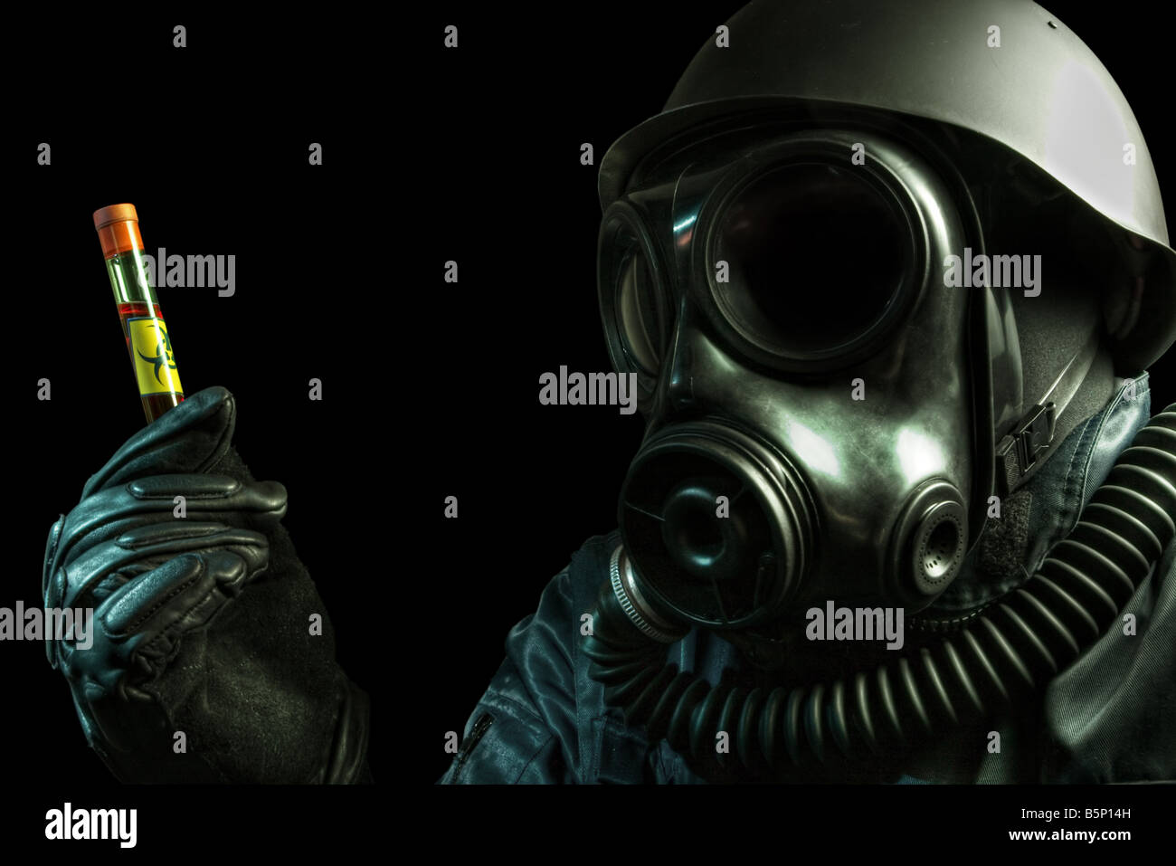 Gas maskierte Mann hält ein Reagenzglas mit Biohazard-symbol Stockfoto