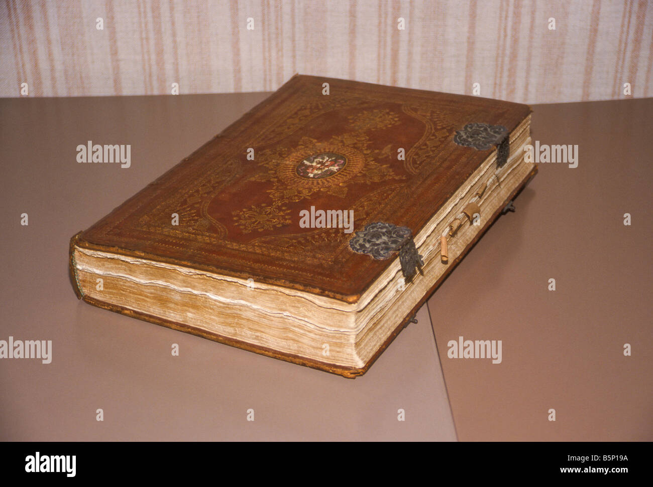 Sehr alte Familienbibel ruht auf Tisch Stockfoto