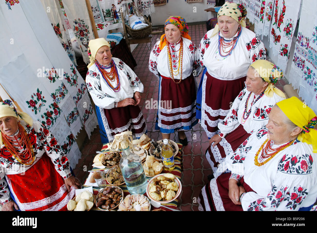 Frauen, die gekleidet in Trachten auf der Messe bunte Ukraine in Kiew 22. August 2007 Stockfoto