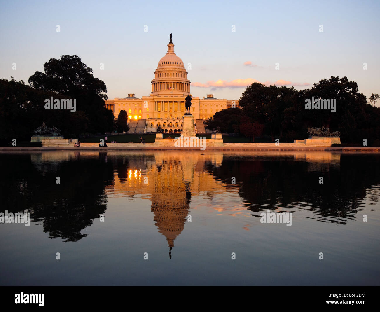 Washington DC Baudenkmal, das Kapitol mit einem warmen Nachmittag Schein und gespiegelten Reflexion Stockfoto