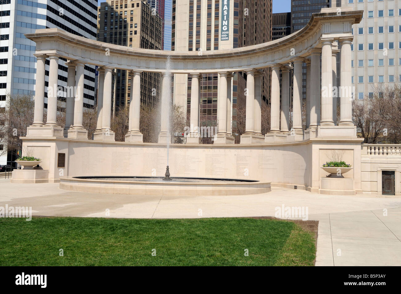 Wrigley Square und Millennium Park Monument Peristyl mit dorischen Säulen. Chicago. Illinois. USA Stockfoto