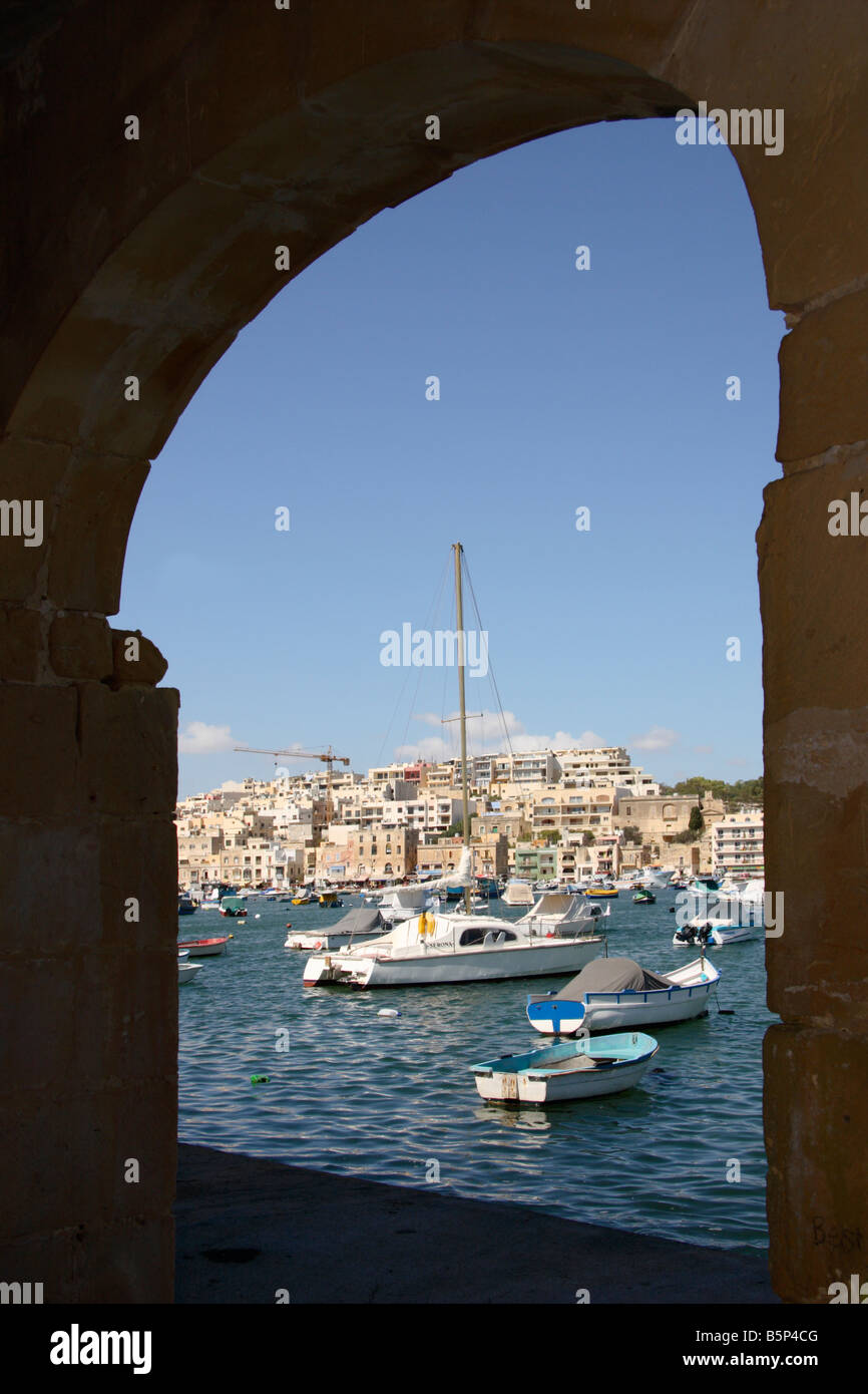 Marsaskala Hafen durch einen Torbogen, Malta. Stockfoto