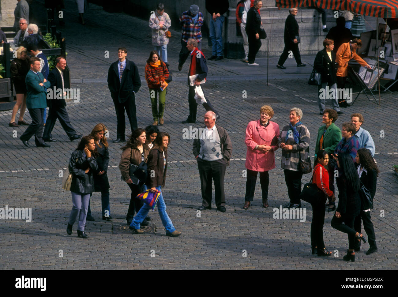 Belgier, belgische Volk, Touristen, Erwachsene, Männer, Frauen, GrandPlace, der Grand Place, Brüssel, Brüssel, Region Brüssel-Hauptstadt, Belgien, Europa Stockfoto