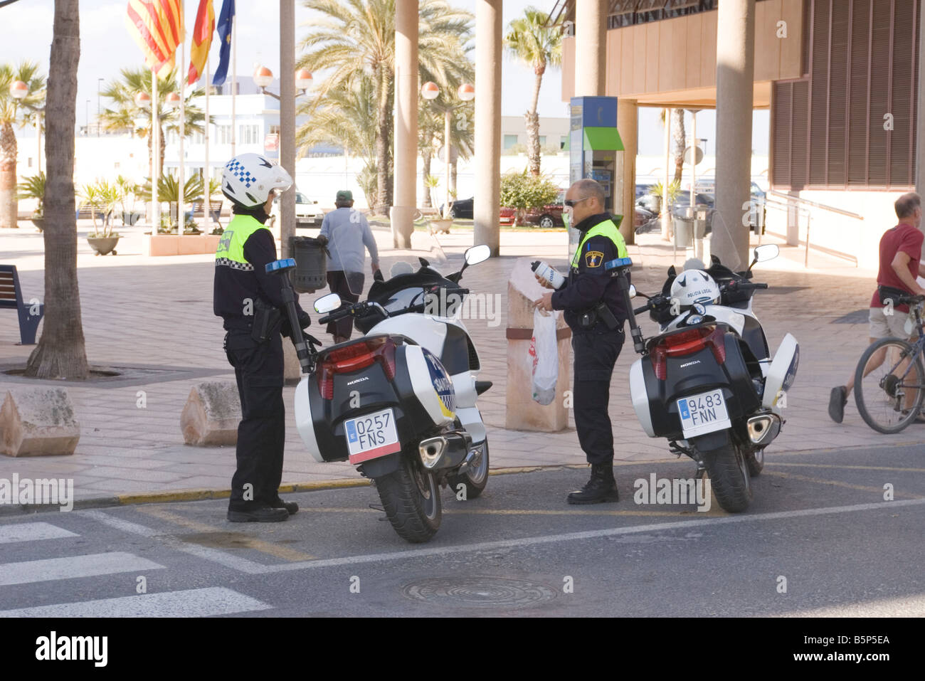 Zwei Spanische Polizei Motorradfahrer Santa Pola Spanien Policia Local spanische Polizisten Stockfoto