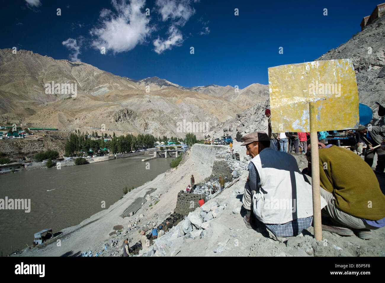 Streetworker von der Straße über Kargil Stockfoto