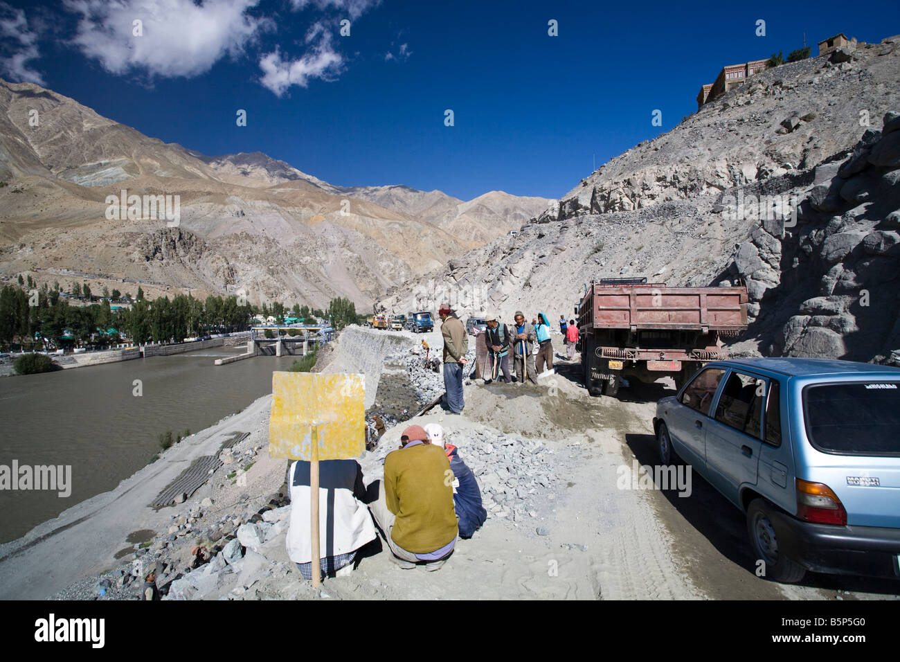 Streetworker von der Straße über Kargil Stockfoto
