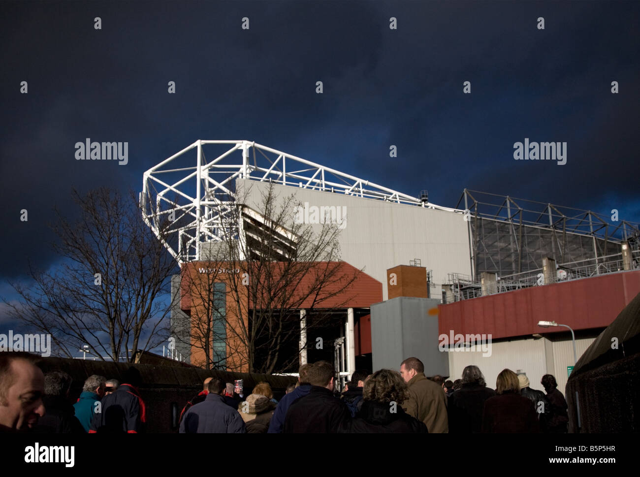 Fans, die zu Fuß in Richtung Old Trafford am Spieltag Stockfoto