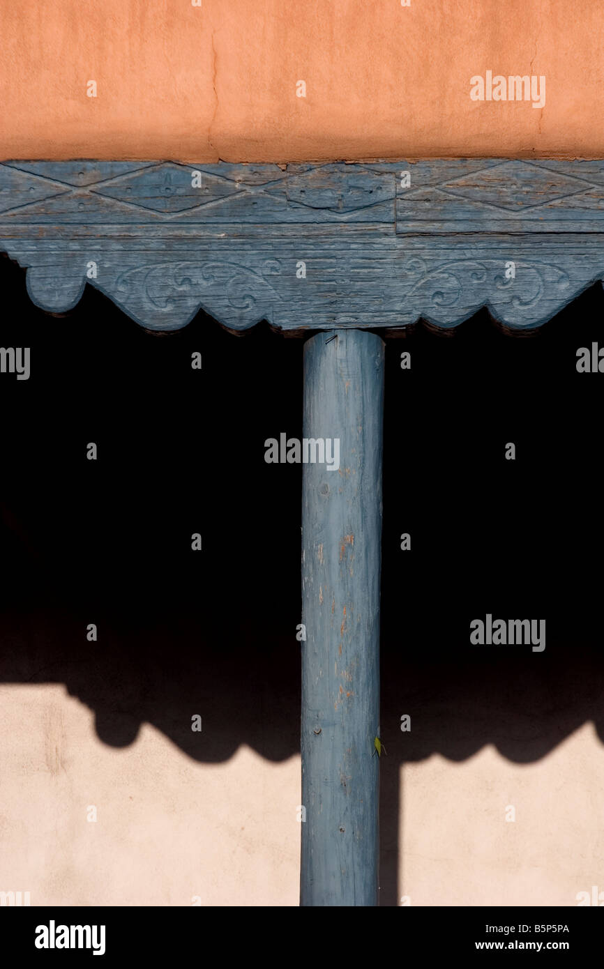 Holzbalken-Post und Schatten und geschnitzten Details in Santa Fe, New Mexico Stockfoto