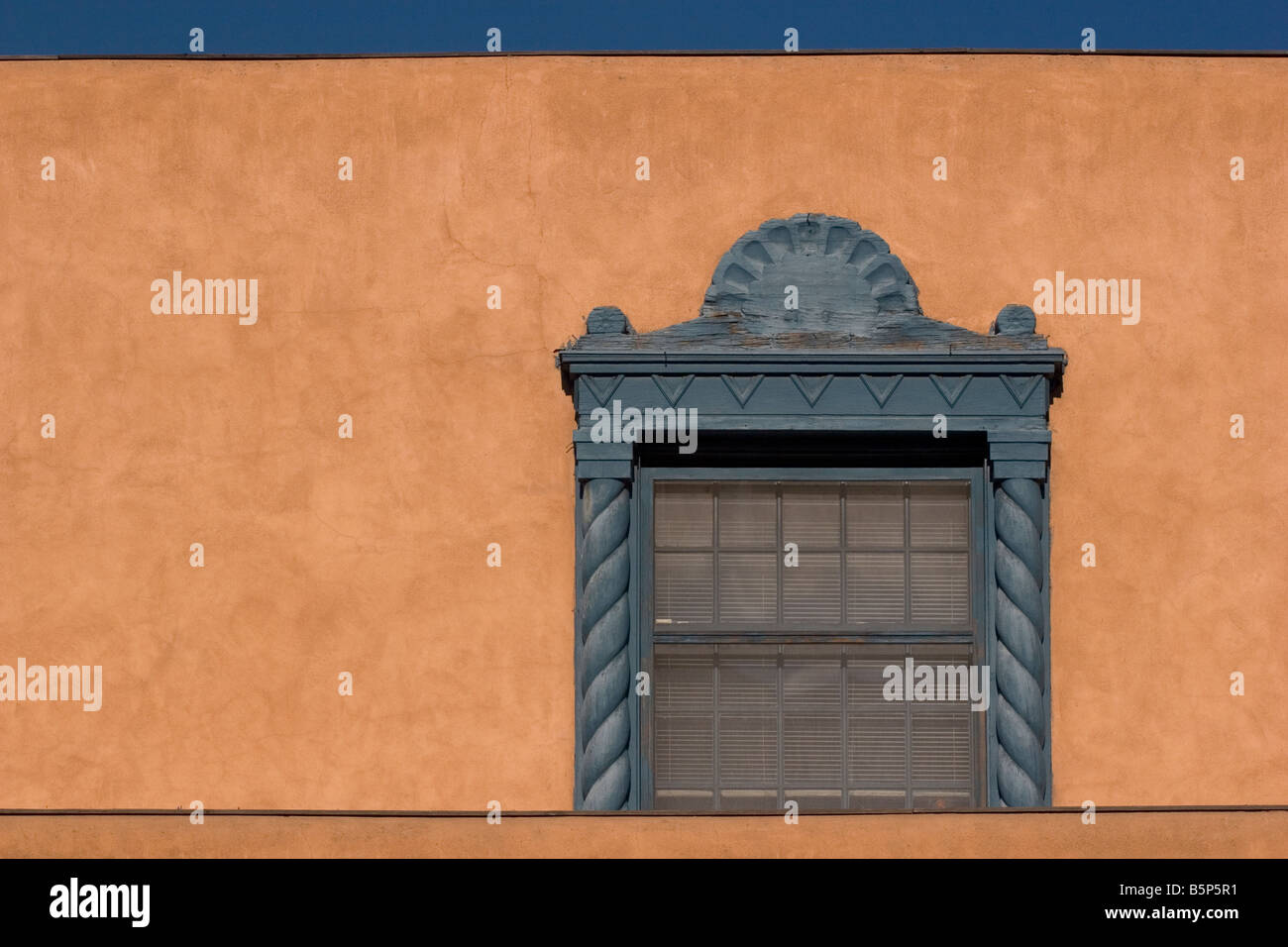 Blaue Fenster auf Adobe-Wand in Santa Fe, New Mexico Stockfoto