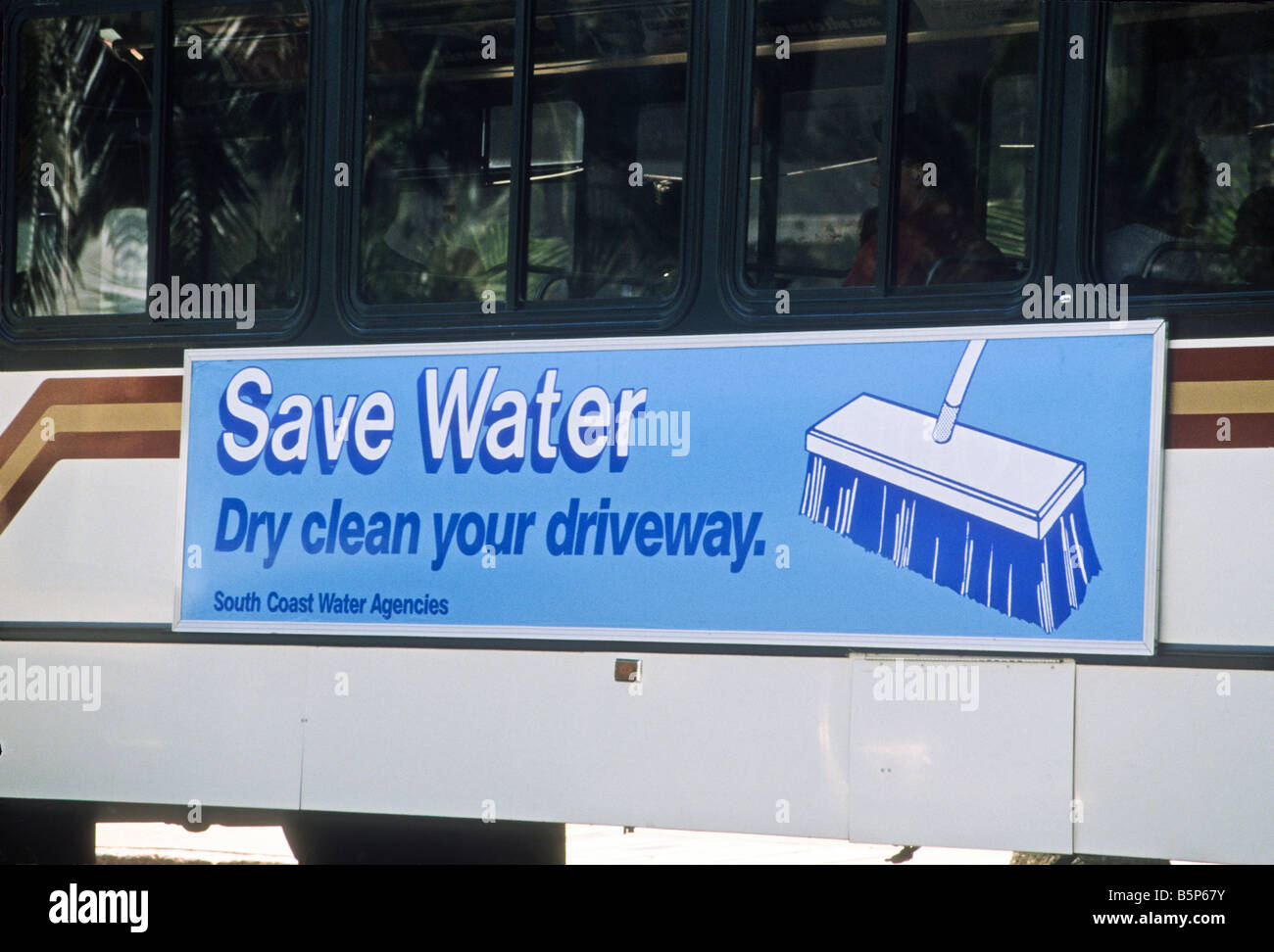 Bus Sitzbank Zeichen Berufung zum Wassersparen mit Besen statt Schlauch Stockfoto
