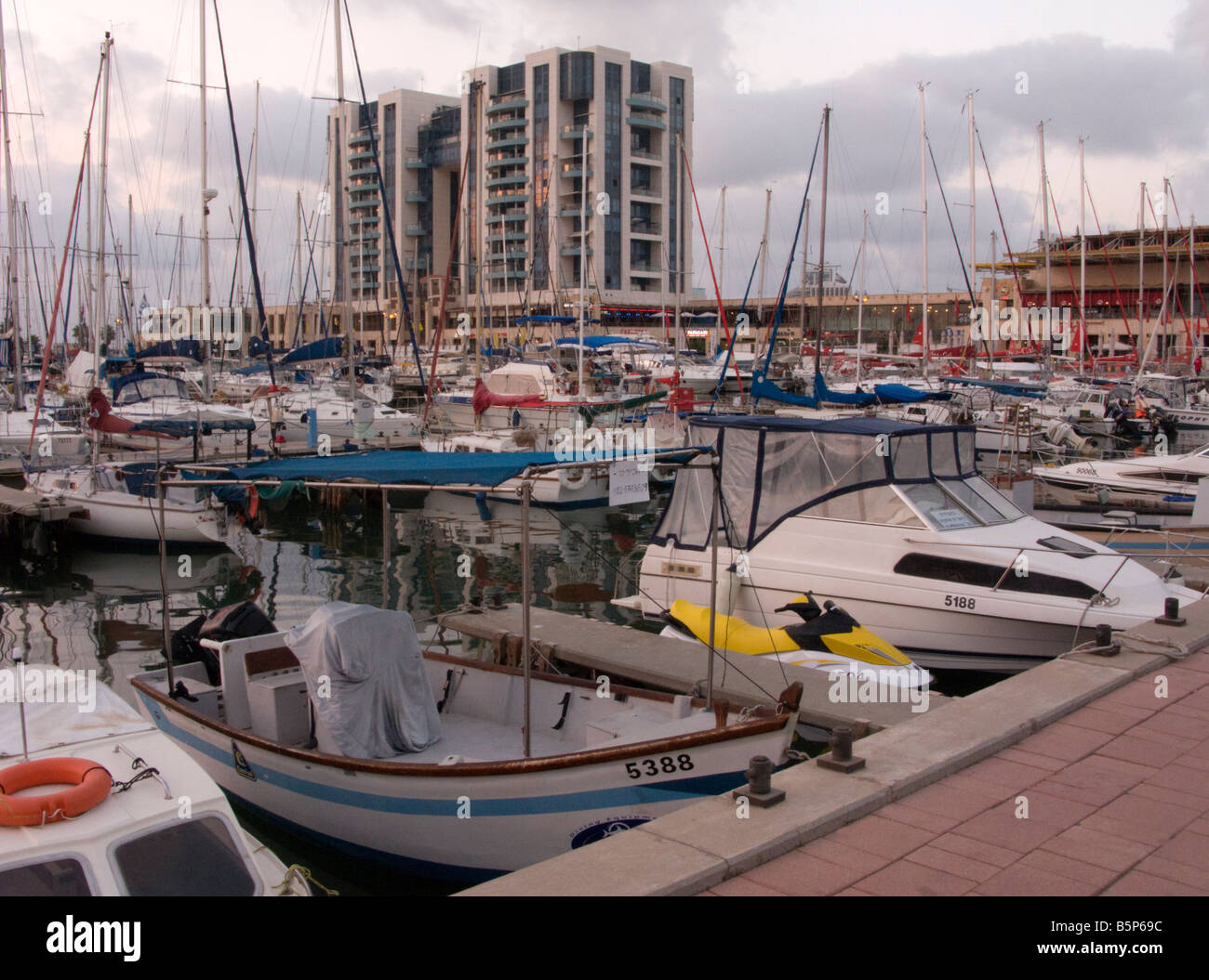 KLEINES BOOT DOCK HERZLIA MARINA ISRAEL Stockfoto